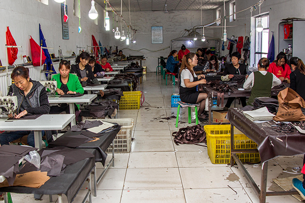 【脫貧攻堅(jiān)進(jìn)行時(shí)】河北顧家臺(tái)村箱包廠月發(fā)7萬工資,菇農(nóng)今年都賺