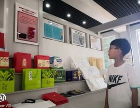 繁峙縣志愿者協(xié)會組織學生參觀手工業(yè)產品展示廳 聚寶新區(qū)社區(qū)和箱包廠車間